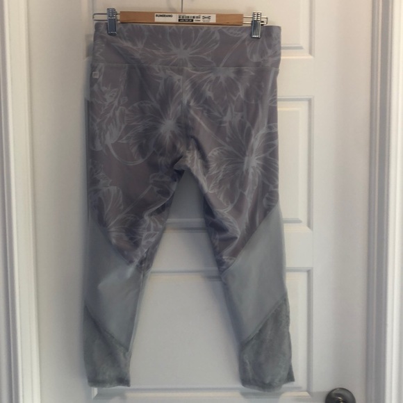 Fabletics grey lace trim leggings - Picture 3 of 4